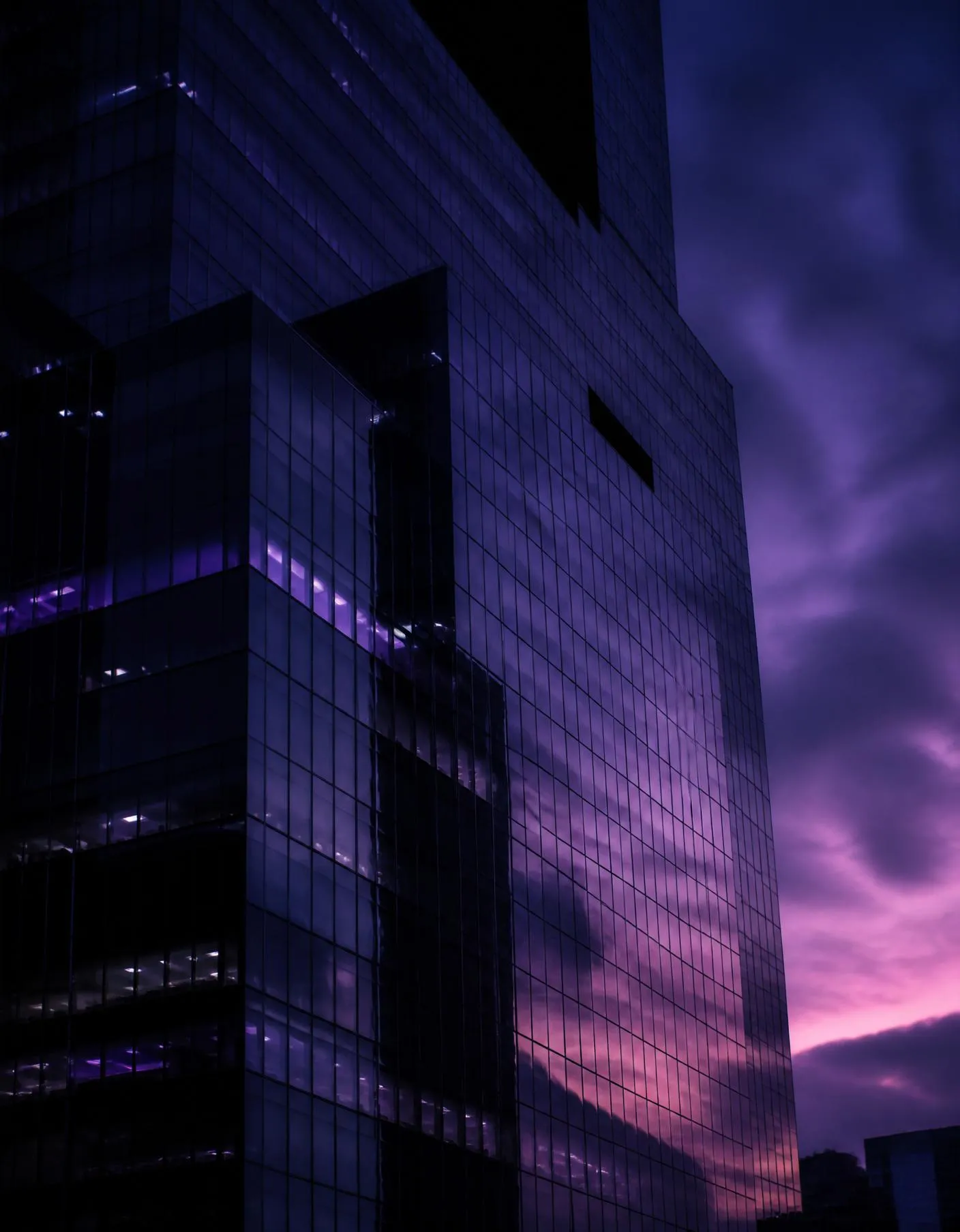 Arquitetura corporativa em tons de roxo — Cunha & Mello